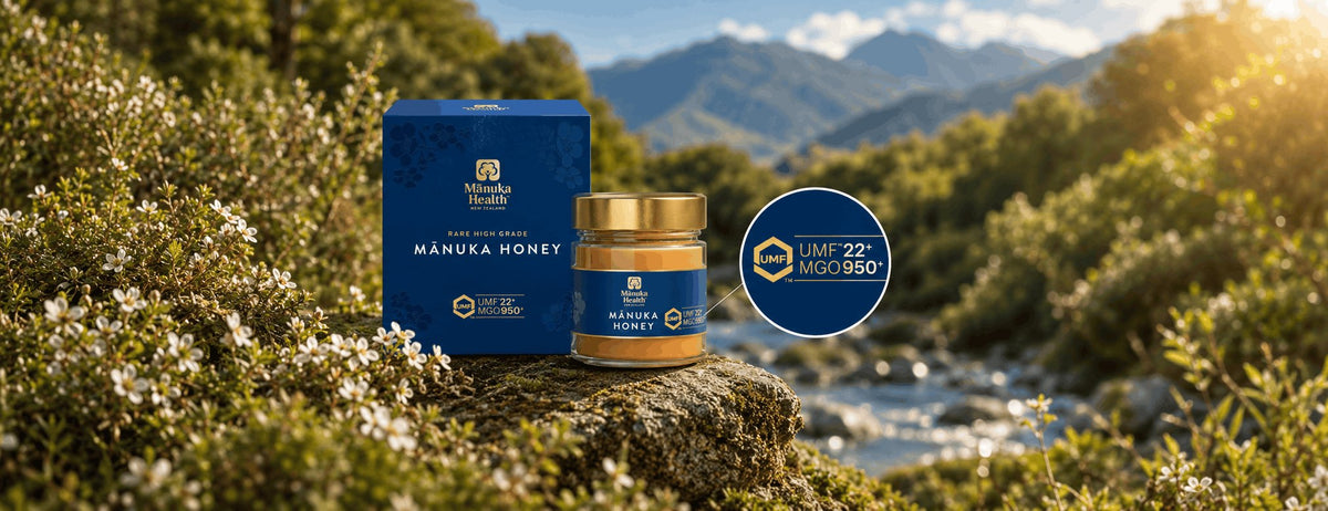 Tarro y caja de miel de Manuka Manuka Health UMF 22+ MGO 950+ en un paisaje de Nueva Zelanda, con un primer plano de la marca de grado UMF